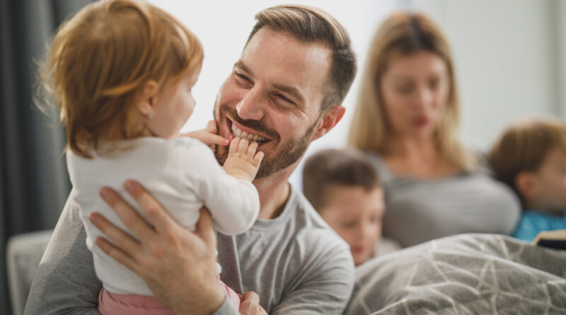 Quand papa habille bébé…