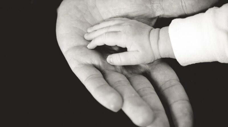 Dévêtir bébé en public… pour ou contre ?