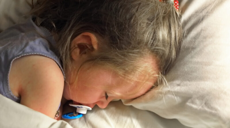 Ella va avoir 3 ans, n&rsquo;est toujours pas propre et porte encore des couches…