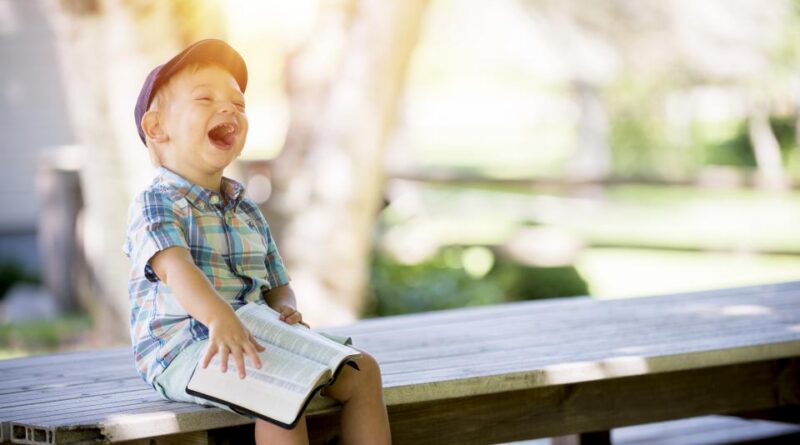 Les enfants sourient 40 fois plus que les adultes…