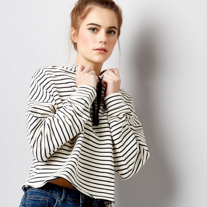 sweat-à-capuche-court-blanc-à-rayures-et-manches-basses-