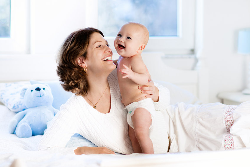 bébé avec maman sur un lit