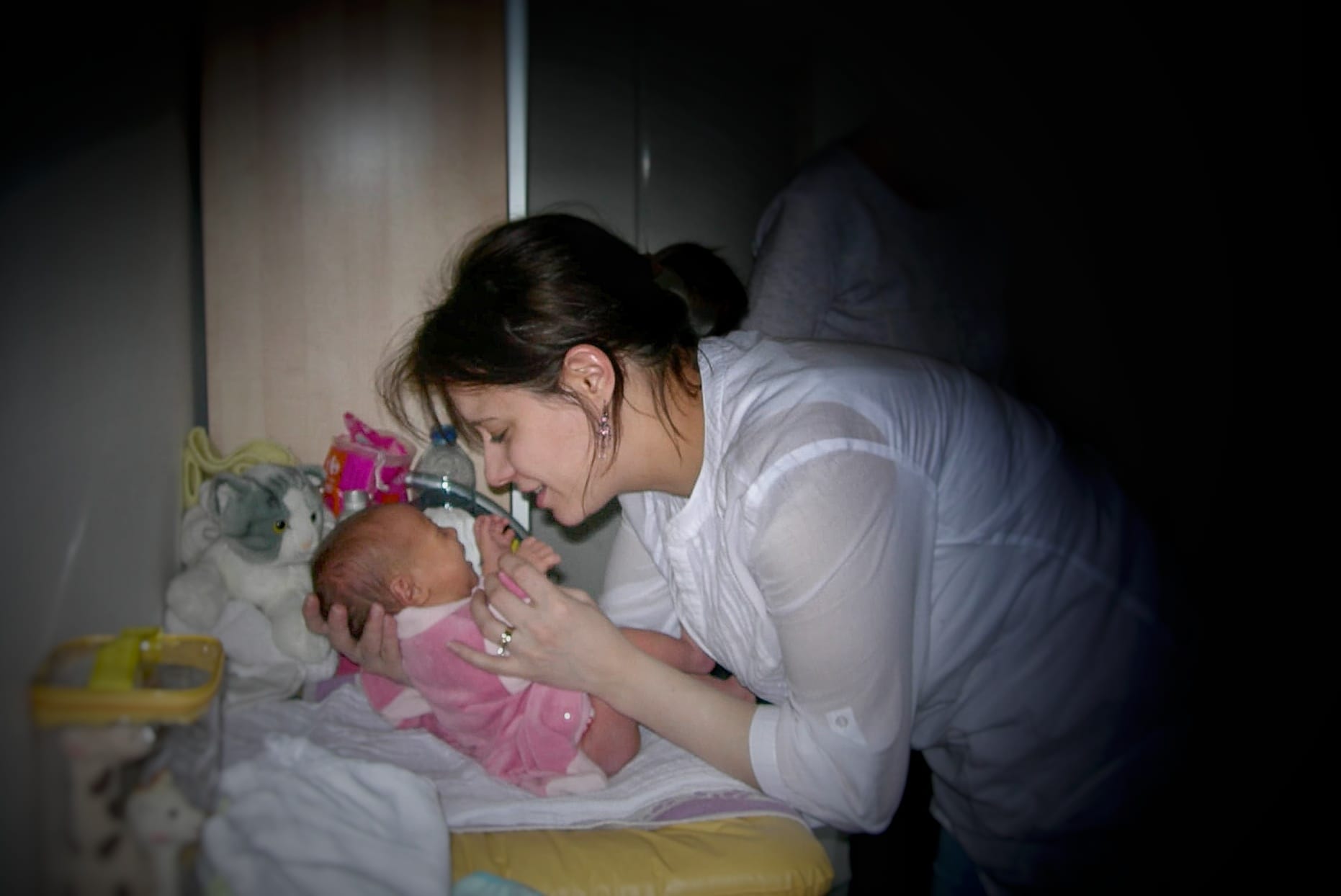 maman change bébé