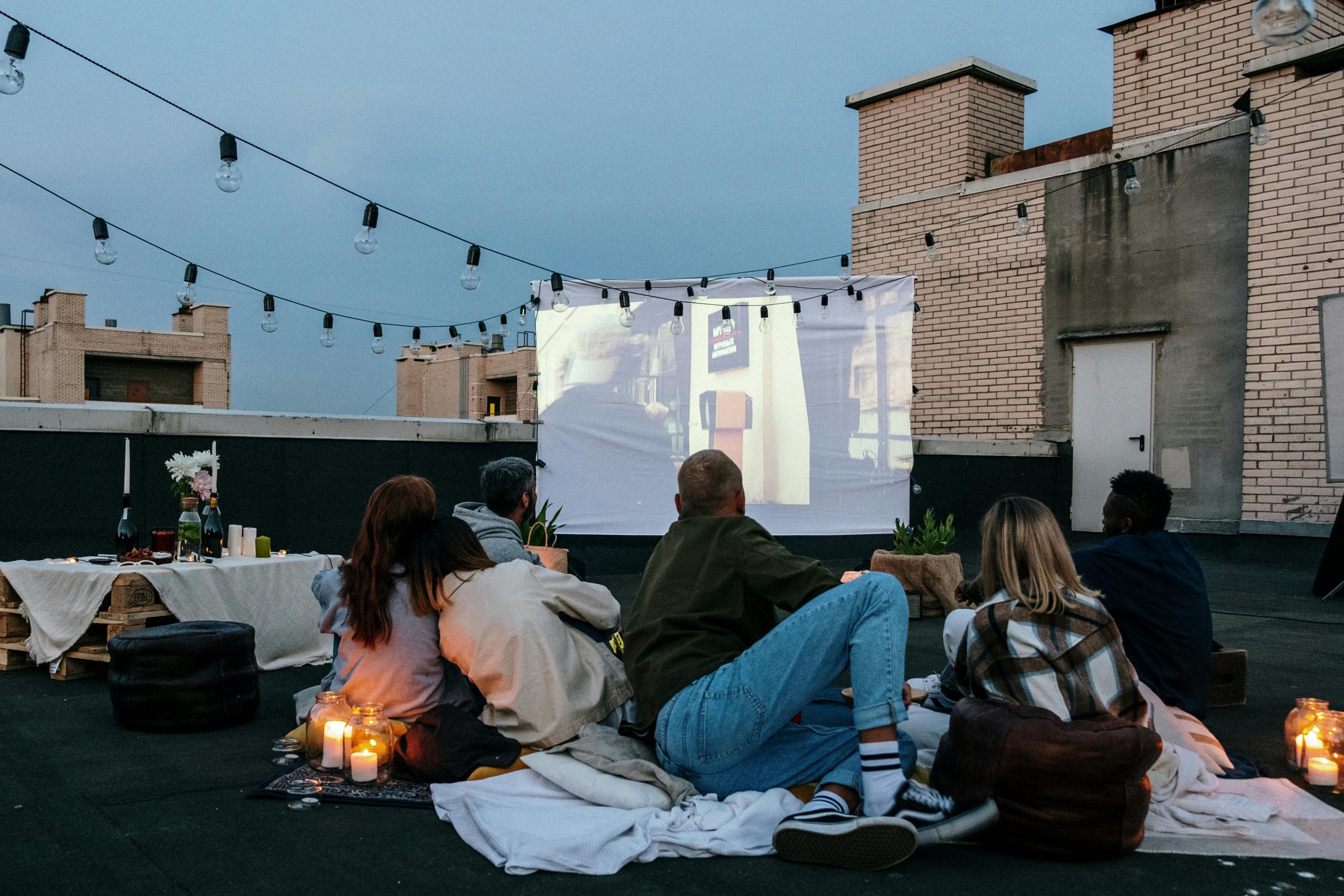 Cinéma sur une terrasse en famille, un draps tendu et un vidéo projecteur