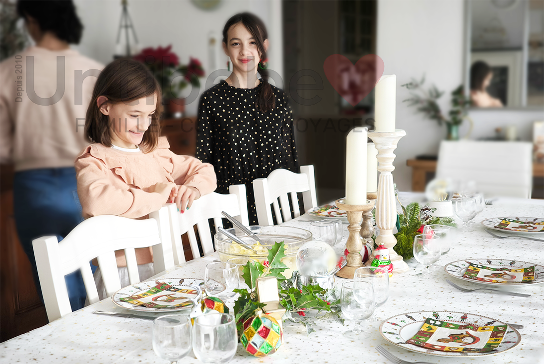 Noël en famille. Table décorée pour Noël avec des enfants