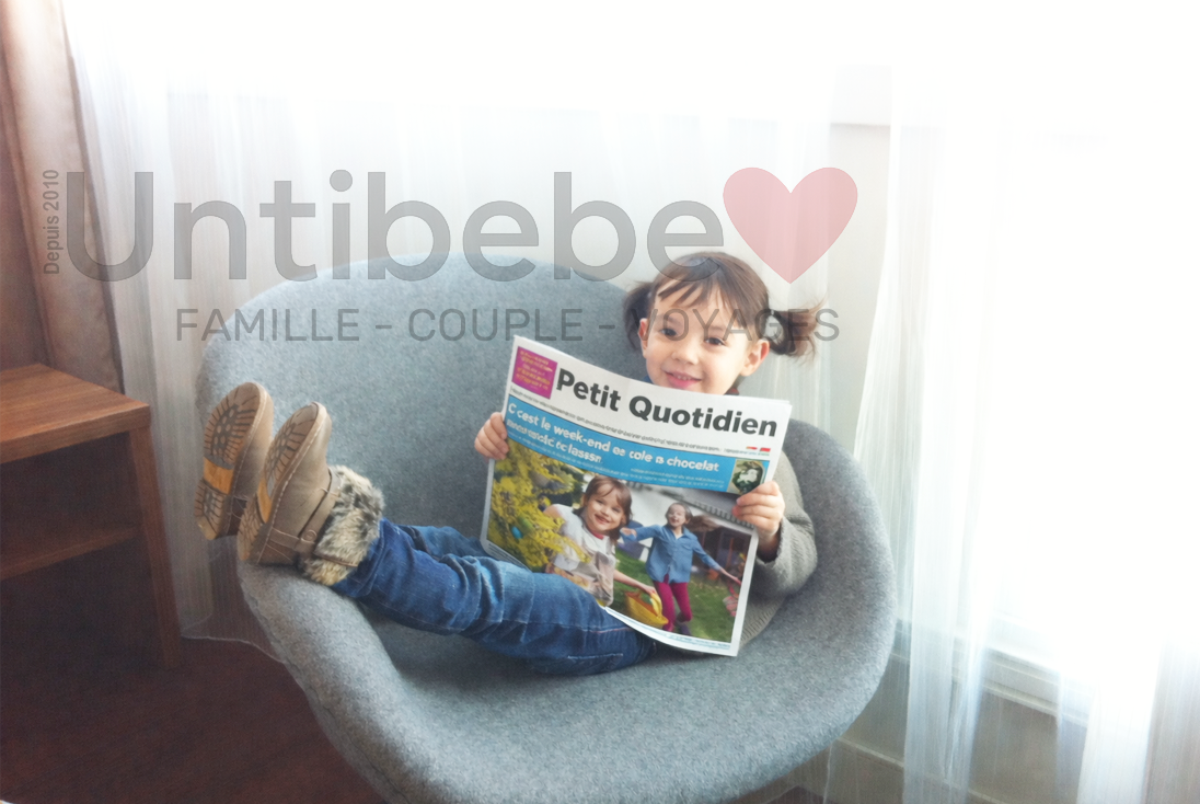 enfant dans un fauteuil tenant dans ses main un journal presse jeunesse