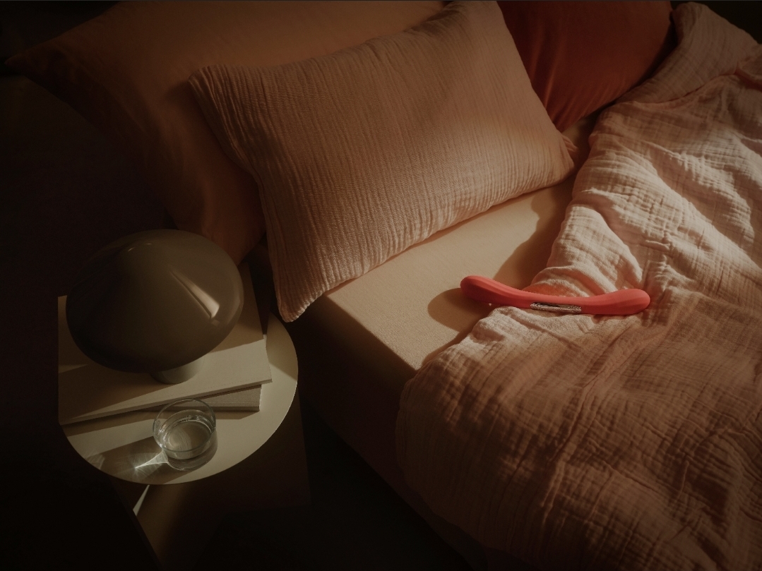 sextoys pour deux posé sur un lit