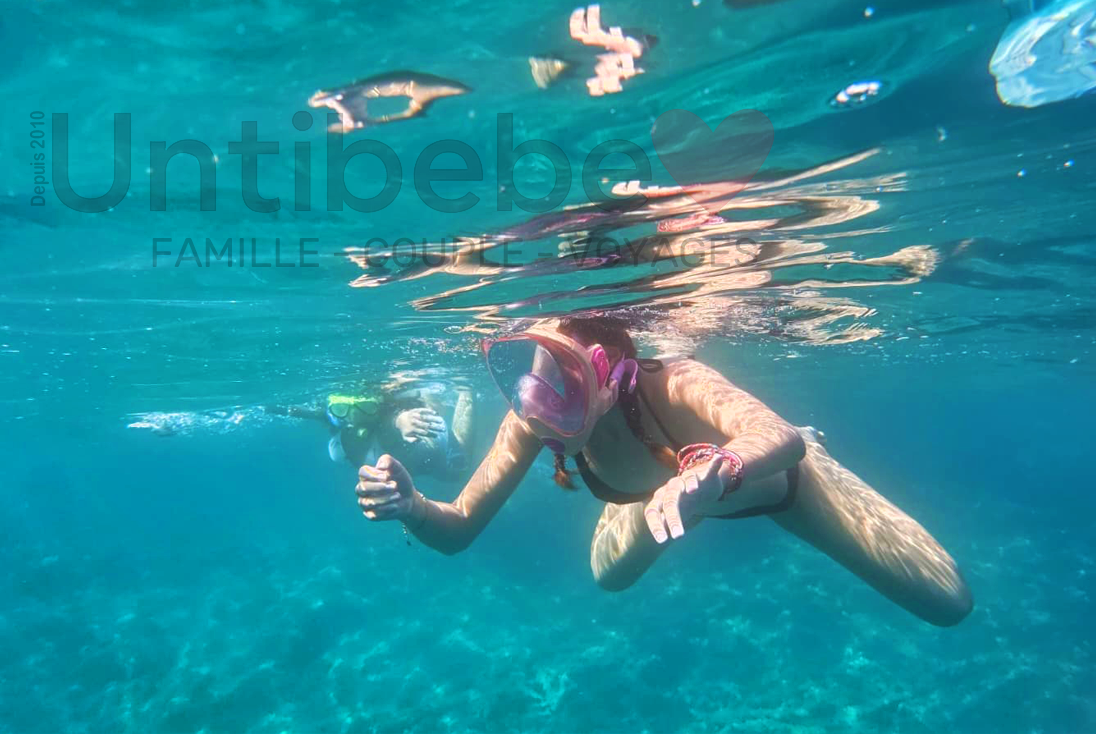 Enfant nageant sous l'eau avec masque de plongée