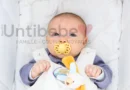 un bébé avec une tetine bibs dans la bouche