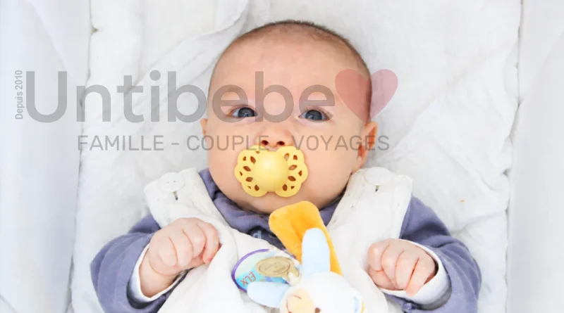 un bébé avec une tetine bibs dans la bouche