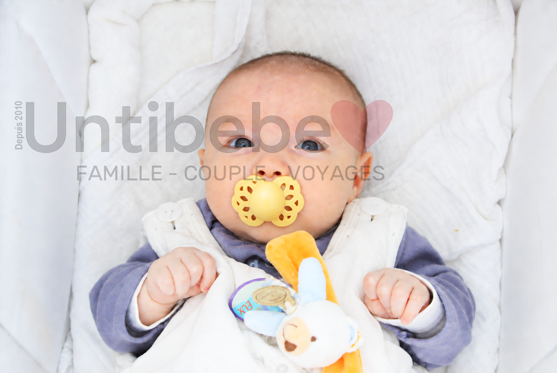un bébé avec une tétine de la marque Bibs dans la bouche pour présenter les essentiels de puériculture de la liste de naissance