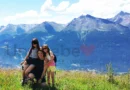 Famille devant montagnes