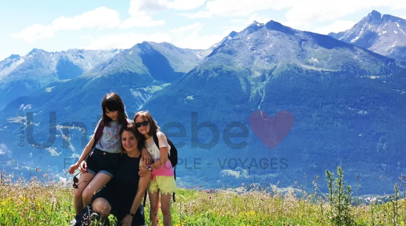 Famille devant montagnes