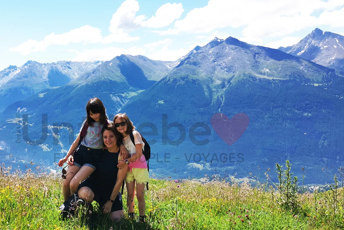 Famille devant montagnes
