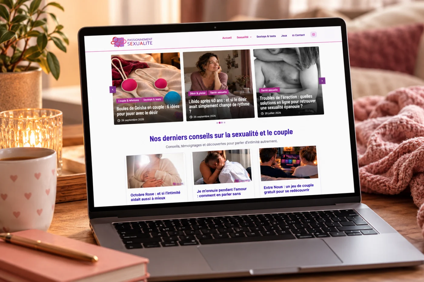 Ordinateur affichant le site Passionnément Sexualité dans une ambiance cocooning