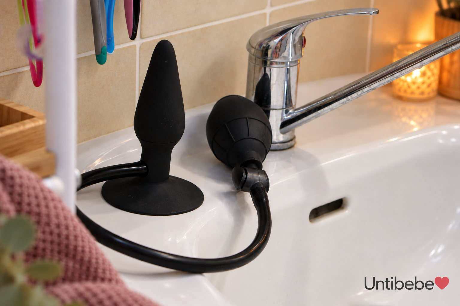 plug anal gonflable sur le bord d'un lavabo