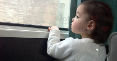 un enfant regarde par la fenêtre du train