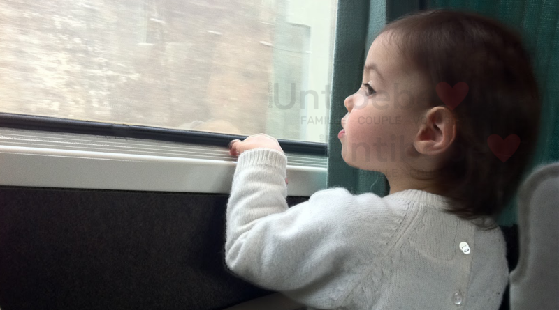 un enfant regarde par la fenêtre du train